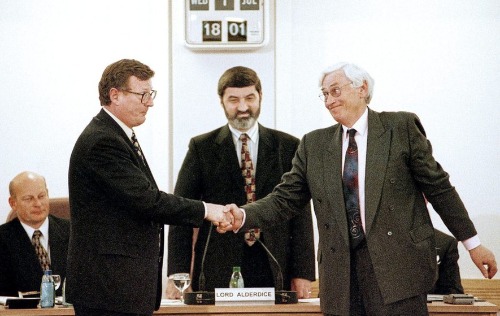 3D - David Trimble and Seamus Mallon shake hands
